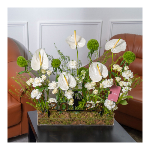 Lucene - Graduation 13 - Height: 70cm
Width: 50cm
An acrylic base containing white anthurium flowers, white carnations and different flowers.