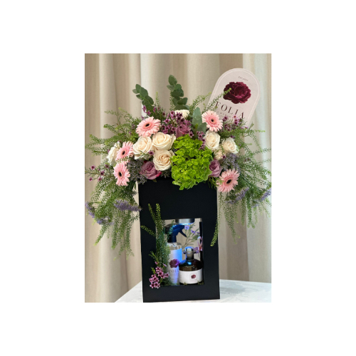 7- an Elegant Box With a Distinctive Assortment of the Finest Natural Roses - Diffuser insert with a note sprayer (a gift or acrylic insert is suitable as desired)