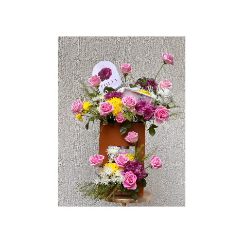 Wooden Stand With Natural Roses and Chrysanthemums - A wooden stand with natural roses and chrysanthemums in shades of gold, with a congratulatory card and acrylic for greetings or greetings.