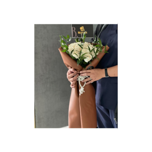 Classic White Rose Bouquet - A classic white rose bouquet with elegant packaging made of natural leather (suitable for all occasions)