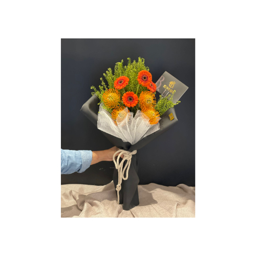 10 – Chrysanthemum Bouquet With Distinctive Packaging in Natural Black Leather - 10 - A chrysanthemum rose bouquet with distinctive packaging in natural black leather, suitable for all occasions