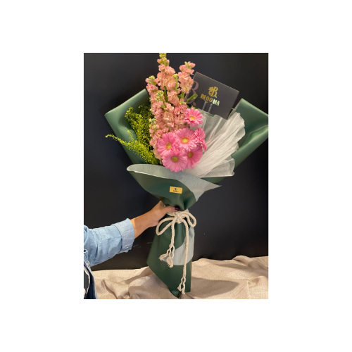 10 – Chrysanthemum Bouquet With Distinctive Packaging in Natural Green Leather - 10 - A chrysanthemum rose bouquet with distinctive packaging in natural black leather, suitable for all occasions