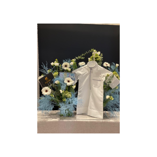 Foila Flowers - A Stand With a Dishdasha on It - A stand with a dishdasha on it. You can add a bisht with one of the types of flowers and a gift card.