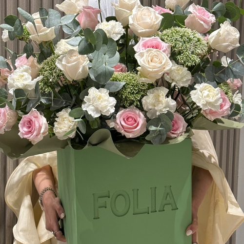 Foila Flowers - بوكس جميل من الخشب عليه حفر باسم المحل بتنسيق جميل