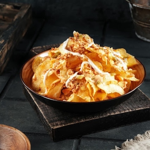 Montana Fries - Potato chips, cheddar cheese sauce, special sauce, onions, cheese