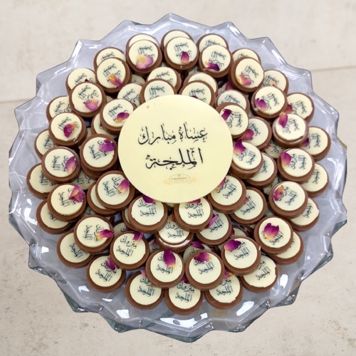 Engagement Crystal Chocolate Tray - Crystal tray comes with chocolates of fillings of pistachio crunchy, raffaello, caramel crunchy, designed with dried roses on top. Printing names is available.  Weight: 1 Kg