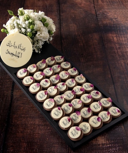 Engagement Chocolate Rectangle Wooden Tray - Rectangle wooden tray comes with chocolates of fillings of nutella with hazelnut crunchy, pistachio crunchy designed with dried roses on top. 
 Weight: 750 grams (40 pcs)