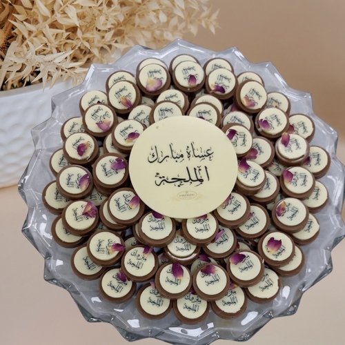 Engagement Chocolate Crystal Tray - Crystal tray of chocolate of filling of kinder bueno, crunchy caramel, crunchy pistachio desinged with dried roses.  Weight: 1 kg (100 pcs)