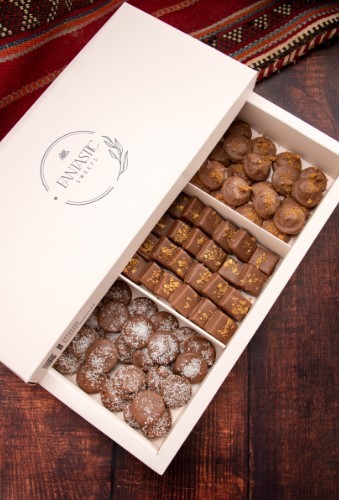 Mix Swiss Chocolate Box - A box of 64 Pieces of three types of luxurious Swiss chocolate  - 20 Pieces of Lotus Chocolate - 20 Pieces of Chocolate Walnut - 24 Pieces of Raz Cripsy Chocolate  
 Weight: 550 grams