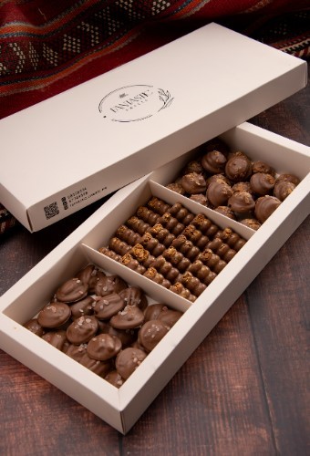 Gathering Box - A
box of 68 Pieces of three types of delicious chocolate that goes with every occasion   - 20 Pieces of Caramel Biscuits   - 20 Pieces of Bueno Kinder Chocolate    - 24 Pieces of Salted Caramel Pecan      









 Weight: 650 grams