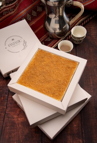 Khashkhash Sweets - Buttery biscuits layered with creamy caramel and smooth milk cream, all crowned with a touch of crispy Pakistani vermicelli.
 
 Weight: 500 grams