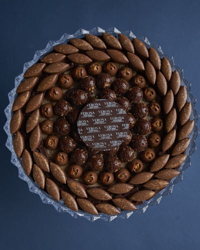 صينية جوكليت - كرنشي الموند (C26) - 1.1KG  استمتع بمزيج غني من الجوكليت الفاخرة مع حشوات (كرنشي الموند، ويفر، وتين،)في صينية مميزة. الكمية:  1 كيلو و100 غرام، لتكون الرفيق المثالي في جميع مناسباتك الخاصة.