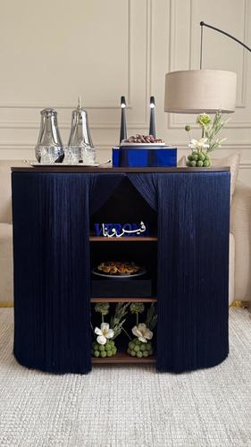 ترولي ضيافة فيرونا الفاخر (T1) - استمتع بأجواء الضيافة المثالية مع طقمنا الفاخر. يحتوي هذا الطقم على:كيلو جوكليت&nbsp;مختارة بعناية لتلبية ذوقك الرفيع.٣ درازن من الموالح سيشال&nbsp;لوجبة خفيفة لذيذة.كرت ترحيبي&nbsp;لإضفاء لمسة شخصية.مطارة قهوة&nbsp;+&nbsp;مطارة شاي، لتتناسب مع ذوقك سواء كنت تفضل القهوة أو الشاي.طقم فناجيل وسكاكين&nbsp;مع&nbsp;صينية تقديم&nbsp;أنيقة تبرز طابع الضيافة الفاخر.كل ما تحتاجه لجعل زياراتك أكثر تميزًا وراحة للضيوف.

مدة الخدمة والضيافة 5 ساعات