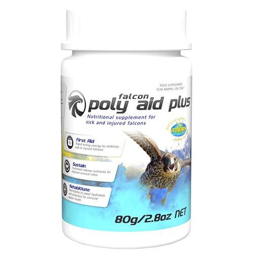 عبوة الانقاذ والإسعافات الأولية للصقر - يعطى POLY AID PLUS للصقور المريضة التى لا تأكل أو تشرب جيدا، حيث يقوم برفع مستويات الطاقة عند الصقر وذلك عن طريق امداده بالكربوهيدرات والبروتينات بشكل منتظم.
فالتركيبة المميزة لمنتج POLY AID PLUS يستفيد منها جسم الصقر بصورة سريعة مما يعمل على انقاذ حياته. ويمكن اعطاء POLY AID PLUS كمكمل غذائى للصقور فى فترات النقاهة من الأمراض وفى حالات الاصابة بالكدمات. تم اضافة مادة البروبيوتك الى التركيبة لتحسين وظائف القناة الهضمية للصقر.
يمزج ١٠ جم من POLY AID PLUS (١ ملعقة كبيرة) مع ٥ مللى (١ ملعقة صغيرة) من الماء وذلك لعمل خليط رخو (له قوام)، ويعطى للصقر عن طريق الفم مرة أو مرتين يوميا. يتم التخلص من باقى الخليط الرخو الغير مستخدم، ويراعى تحضير الخليط بصورة طازجة عند الحاجة اليه واعطائه للصقر كما هو موضح سابقا حتى يتحسن الطائر.