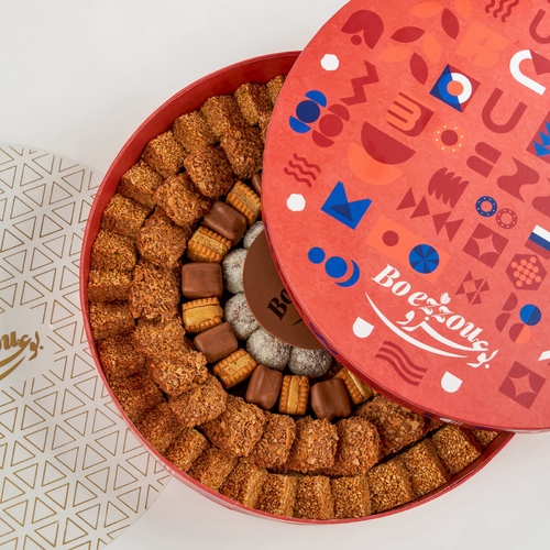 تشكيلة الكوت - عباره عن تشكيله فاخره من الحلويات الكويتيه&nbsp; سمسميه -&nbsp; اصابع الرهش الكرسبي -&nbsp; بسكوت الرهش -&nbsp; كور شوكلت الهرش بجوز الهند -&nbsp; كور الرهش بلفستق -