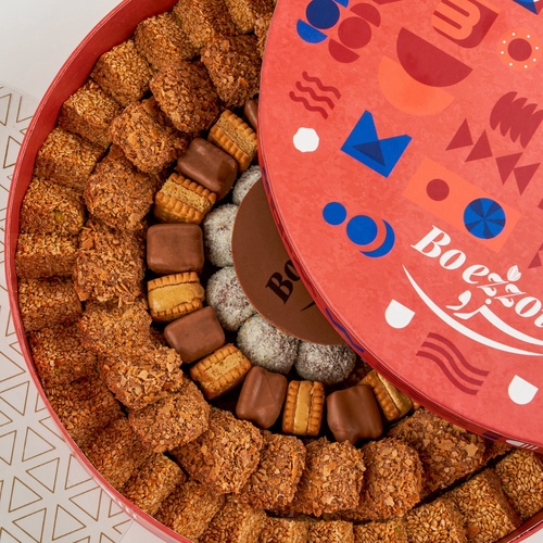 تشكيلة الكوت - ل&nbsp;عباره عن تشكيله فاخره من الحلويات الكويتيه&nbsp;
سمسميه -&nbsp;
اصابع الرهش الكرسبي -&nbsp;
بسكوت الرهش -&nbsp;
كور شوكلت الهرش بجوز الهند -&nbsp;
كور الرهش بلفستق -