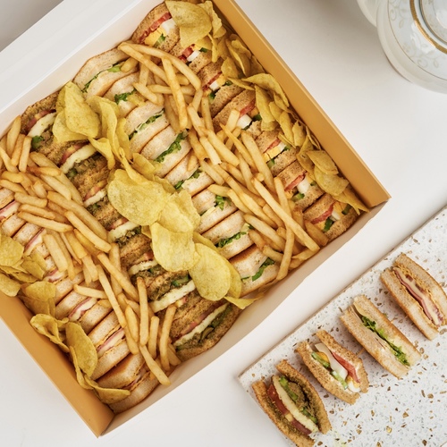 كلوب ساندويش - عباره عن ٢٩ حبه&nbsp; ٤ حشوات ١- حلوم&nbsp; ٢- بيض اومليت مع مرتدلا&nbsp; ٣- بيض مسلوق&nbsp; ٤ - ديك رومي مع الجبنه.