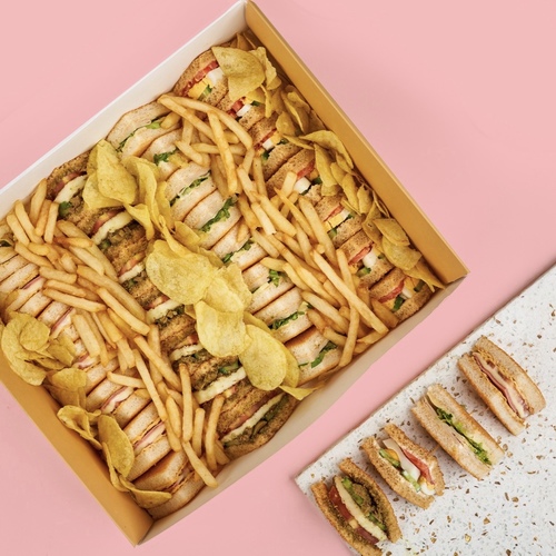 كلوب ساندويش - 29 حبه&nbsp; ٤ حشرات&nbsp; ١-حلوم&nbsp; ٢- بيض اومليت مع مرتدلا&nbsp; ٣- بيض مسلوق ٤- ديك رومي بلجبنه