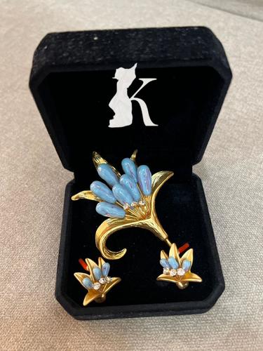 Brooch with earrings - FLOWER BROOCH WITH EARRINGS
COLOR : GOLD AND BLUE
Elegance, stylish, Unique, and Luxurious for special occasion and gift idea.