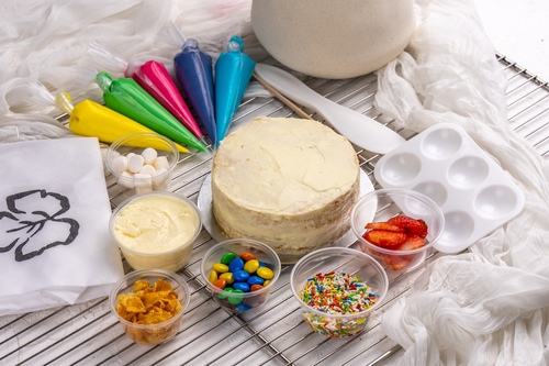 بوكس تزيين الكيك - طفلك هو الشيف اليوم مع بوكس تزيين الكيك يحتوي على  إختياركم من الفانيلا او الجوكليت كيك  كريمة كارشميلو سبرينكلز  فرولة أم ان أم أربع ألوان طعام مريلة و جميع أنواع التزيين اللتي يحتاجها الطفل