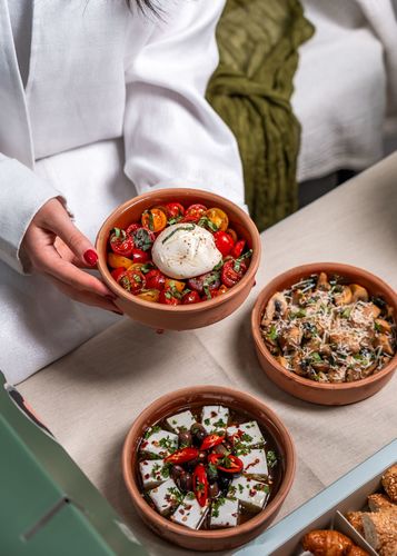 Breakfast Box - Potery - يتكون بوكس الريوق من 4 فخار من إختياركم&nbsp; &nbsp;بالاضافة الى بوكس مخبوزات مع&nbsp; 5 فخار حجم&nbsp; صغير تتكون من:    &nbsp; طماطم مع&nbsp;خيار لبنة و زعتر زيتون زهرة بطاطا حرة