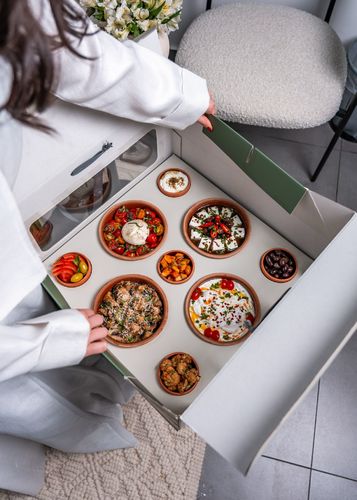 Breakfast Box - Potery - يتكون بوكس الريوق من 4 فخار من إختياركم&nbsp; &nbsp;بالاضافة الى بوكس مخبوزات مع&nbsp; 5 فخار حجم&nbsp; صغير تتكون من:    &nbsp; طماطم مع&nbsp;خيار لبنة و زعتر زيتون زهرة بطاطا حرة