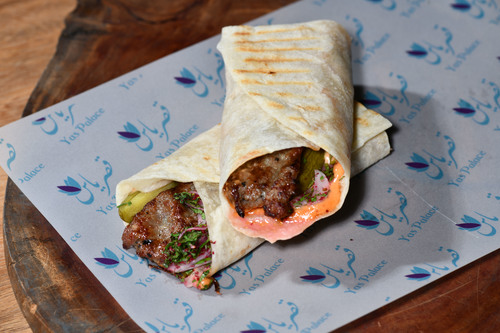 سندويش كباب - كباب
  ايراني بخبزة التورتيلا مع المخلل و البقدونس و البصل و الطحينة و صوص ياس
  الخاص.