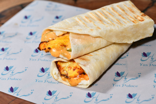 سندويش طاووق - طاووق
  ايراني بخبزة التورتيلا مع صوص الثوم و المخلل و صوص ياس الخاص.