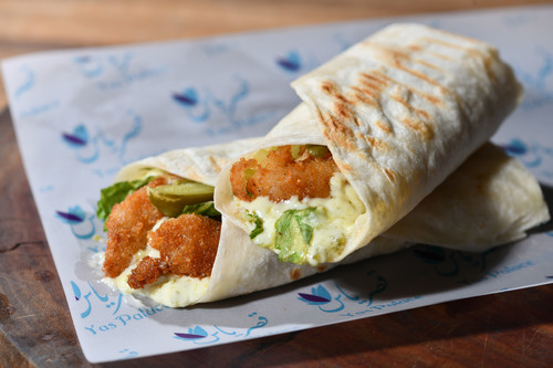 سندوش روبيان - روبيان مقلي يقدم مع صلصة التارتار إلى جانب المخللات الطازجة والخس خبز التورتيلا الناعم