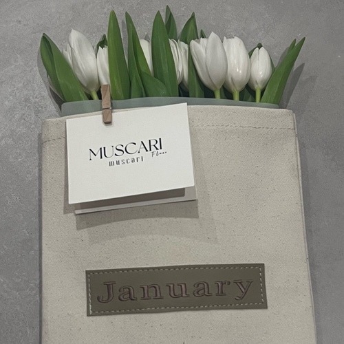 flower - الورد حسب المتوفر التوليب الابيض والوردي