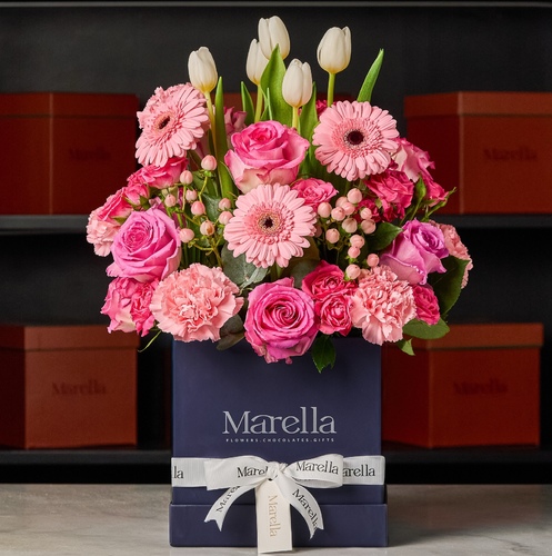 Box marella - علبة ورد بتشكيله من الورود والزهور بتنسيق راقي مقاس 18*18*18للكتابه على الكرت يرجى كتابة العباره بالملاحظات