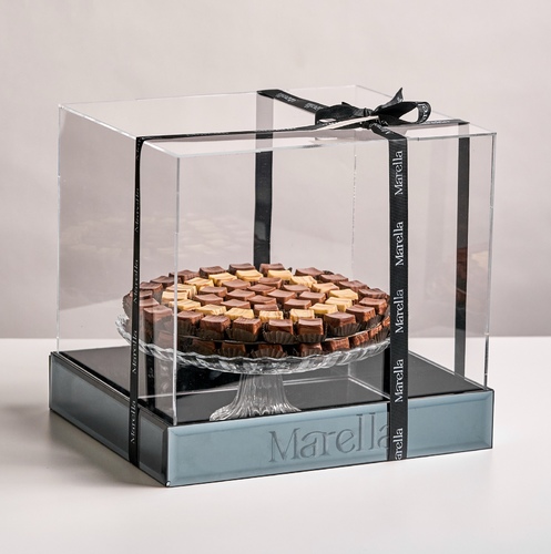 Box try chocolate - بوكس راقي من تصميم ماريلا مع صينية كريستال راقيه   عباره عن كيلو جوكلت بلجيكي فاخر بثلاث حشوات  ( بستاشيو - برالين كرانشي - سولتد كراميل )