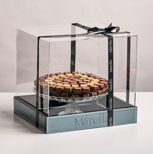 Box tray chocolate - بوكس راقي من تصميم ماريلا مع صينية كريستال راقيه   عباره عن كيلو جوكلت بلجيكي فاخر بثلاث حشوات  ( بستاشيو - برالين كرانشي - سولتد كراميل )