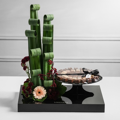 Marella mg - صينية اكلريك راقيه للمناسبات&nbsp;مع تنسيق ورد مميز و راقي و شوكولاتة بلجيكية&nbsp;ثلاث حشوات عباره عنبيستاشيو - سولتد كراميل - برالين كرنشي