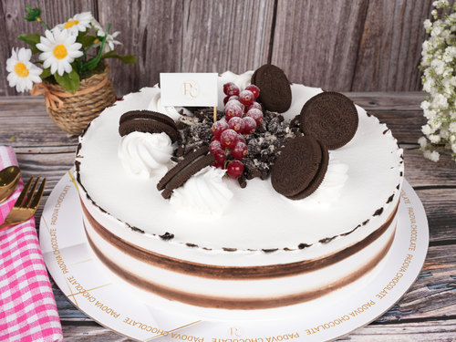 Oreo cake - Cream filling with oreo and fresh strawberries