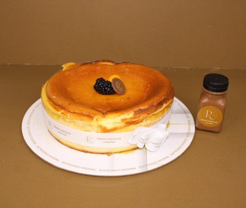 San Sabastain Cheese Cake - San Sebastian cake contains: Danish cream cheese - sugar - lemon juice - vanilla powder - vanilla liquid, in addition to Belgian chocolate sauce. 
 Enough for 6 people