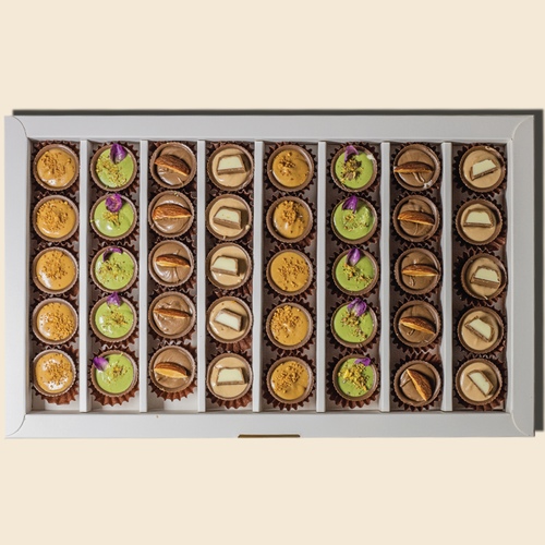 cheese cake chocolate - 40 pieces of chocolate cheesecake, 4 different flavors pistachio - kinder - lotus - Nutella with digestive biscuits, raspberry filling and cheesecake.