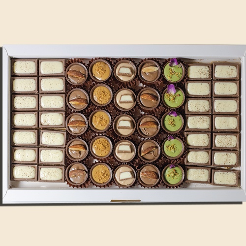 Mix Ulker And Cheese Cake Chocolate - Mix of ulker pieces with chocolate cheesecake, 25 pieces of cheesecake and 28 pieces of luxury ulker to satisfy all tastes.