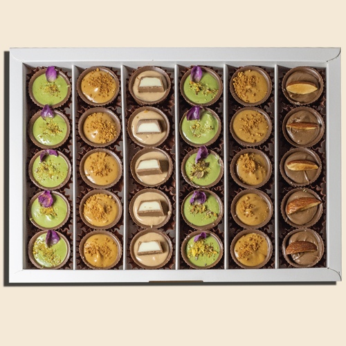 cheese cake chocolate - 30pieces of chocolate cheesecake, 4 different flavors pistachio - kinder - lotus - Nutella with digestive biscuits, raspberry filling and cheesecake.