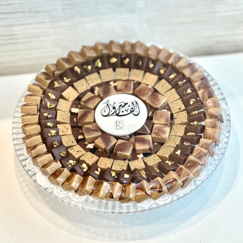 large  crystal plate mix chocolate for specail occaions - A large, luxurious crystal platter specially designed for special occasions, filled with an exquisite mix of assorted filled chocolates, with over 180 pieces and a total weight of 2 kilograms. An elegant touch that adds sophistication to any event, perfect for serving guests or as a premium gift.
