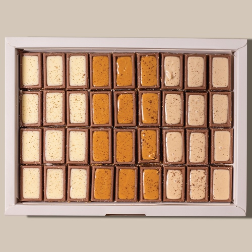 small box mix ulker - A premium small box containing 36 pieces of delicious Kar sweets, featuring an exquisite mix of three flavors: • Smooth White Chocolate • Classic Tiramisu • Lotus with rich caramel flavor Perfect for gifting or sharing with family and friends.