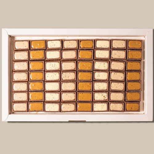 large box mix ulker - A premium small box containing 56 pieces of delicious Kar sweets, featuring an exquisite mix of three flavors: • Smooth White Chocolate • Classic Tiramisu • Lotus with rich caramel flavor Perfect for gifting or sharing with family and friends.