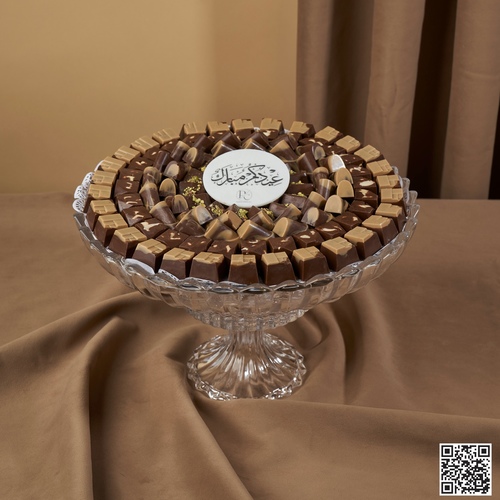 صحن كريستال كبير مكس شوكلت - صحن كريستال فاخر كبير، مصمم خصيصًا للمناسبات المميزة، يحتوي على مزيج فاخر من الشوكولاتة المحشوة بنكهات متنوعة، بعدد يزيد عن 180 قطعة وبوزن إجمالي 2 كيلوغرام. لمسة أنيقة تضيف الفخامة لأي مناسبة، مثالي لتقديم الضيافة أو كهدية راقي
