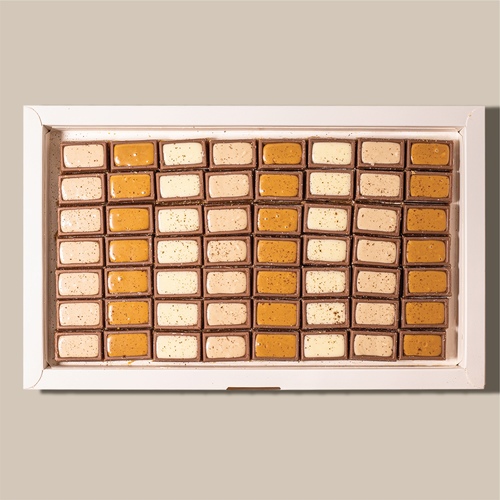 بوكس ميكس اولكر كبير - بوكس صغير فاخر يحتوي على 56 قطعة من حلوى الكر الشهية، بتشكيلة مميزة من ثلاث نكهات فاخرة: •&nbsp;شوكولاتة بيضاء ناعمة •&nbsp;تيراميسو كلاسيكي غني بالنكهة •&nbsp;لوتس بطعم الكراميل المميز مثالي للهدايا أو الاستمتاع به مع العائلة والأصدقاء.