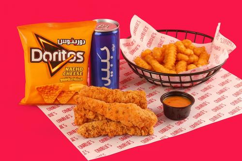 وجبة دجاج تندر بالجبنة وصلصة دوريتوس