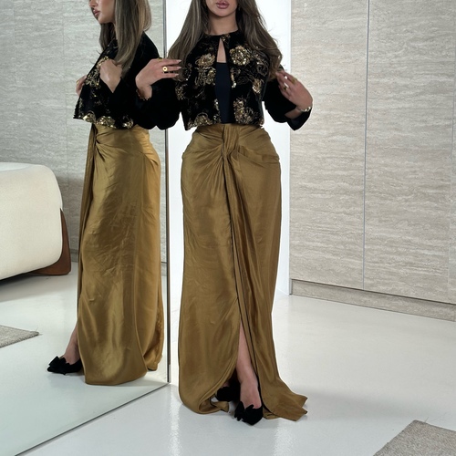 استلام خلال اسبوعين - Two-piece set:
a fully ruched velvet top from the front, paired with a high-quality silk skirt. ✨