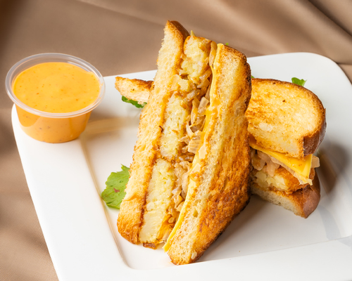 Hash Browns Sandwich - Hash browns potato ،crispy sauce ،caramelized onions ،cheddar cheese