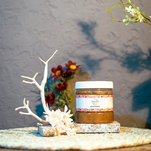 Sweet almond scrub - It helps moisturize the body and relieve dryness of the body, especially those with eczema and psoriasis. It reduces acne, reduces the appearance of scars, unifies skin tone and reduces sun pigmentation.