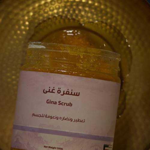 za’afran scrub - Saffron safflower mixed with gold hydrosol and raspberry granules works to tighten and lighten the body, and its freshness gives moisturizing to the body and a distinctive scent to the body. It enhances the body with collagen and reduces the appearance of white lines.Prevents sagging of the body