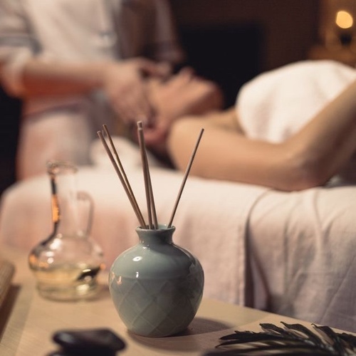 body massage - In-Salon Subscription
Enjoy 2 Relaxing Full-Body Massage Sessions – 60 minutes each
💆♀️✨ A massage isn’t just luxury — it’s balance, release, and a full reset for both body and mind.
Benefits of a Relaxation Massage
✨ 1. Relieves stress and tension
Helps calm the nervous system and reduce physical and emotional stress.
✨ 2. Boosts blood circulation
Improves oxygen flow and nutrient delivery to the body, enhancing overall vitality and energy.
✨ 3. Reduces muscle and joint pain
Ideal for muscle tightness, fatigue, and discomfort in areas like the neck, back, and shoulders.
✨ 4. Improves sleep quality
Promotes deep relaxation, helping the body transition into restful, uninterrupted sleep.
✨ 5. Enhances flexibility and mobility
Reduces stiffness and supports better movement in muscles and joints.
✨ 6. Helps reduce water retention and toxins
Stimulates the lymphatic system, aiding in detoxification and reducing bloating.
✨ 7. Boosts mood and emotional balance
Encourages the release of “feel-good” hormones like serotonin and dopamine 🌿✨
✨ 8. Improves skin texture and softness
Especially when combined with nourishing natural massage oils.
📌 Note:
After purchase, a digital voucher with a unique code will be sent. This code is valid for in-salon use only.
📍 Location: Sabah Al-Salem – Block 2 – Street 214
☎️ Contact: 99136996 – 98807662